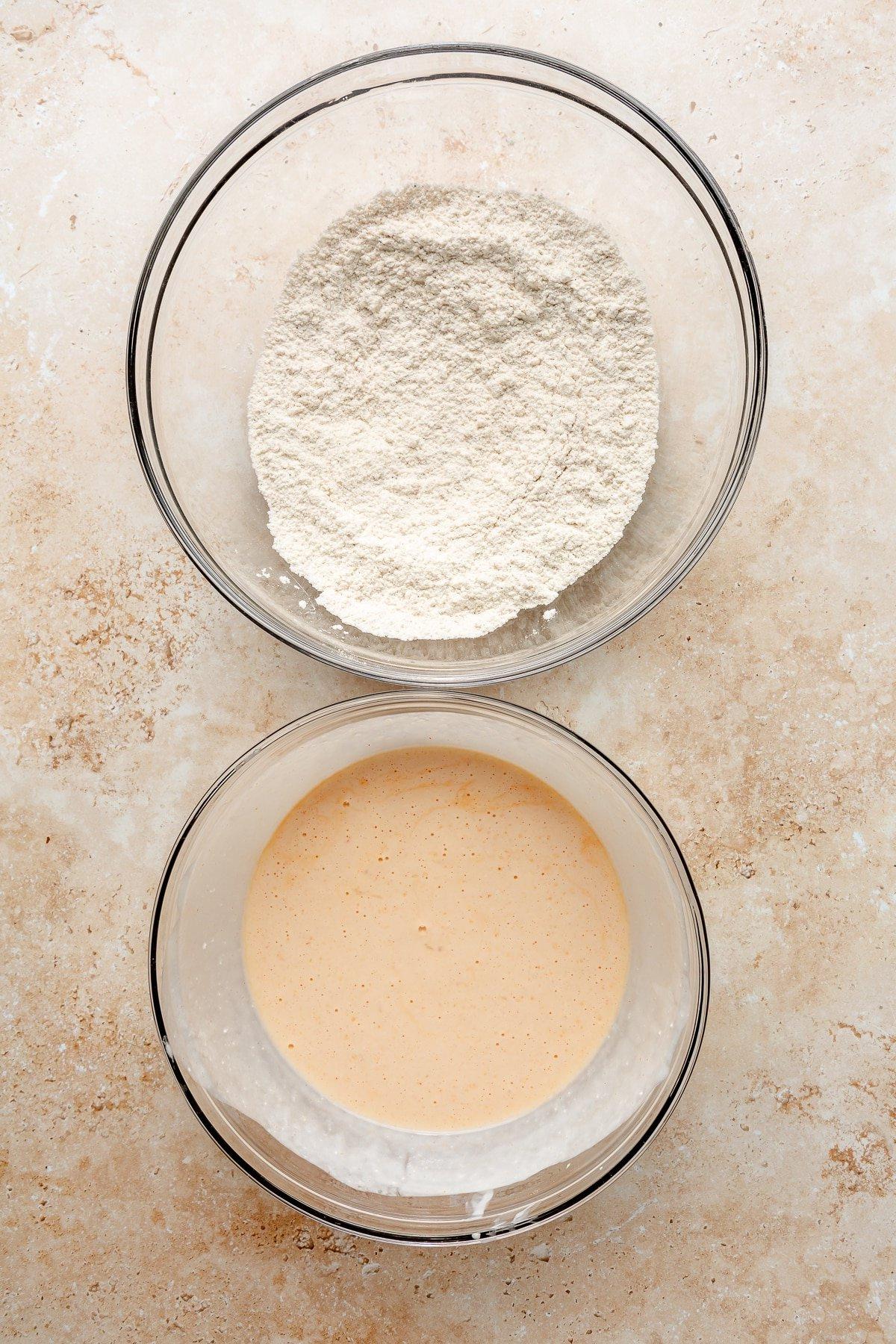 Schritt 4: In getrennten Schüsseln werden die Zutaten für den feuchten Buttermilch-Teig (mit Ei und scharfer Soße) und die trockene Mehl-Panade (mit Gewürzen) vorbereitet.