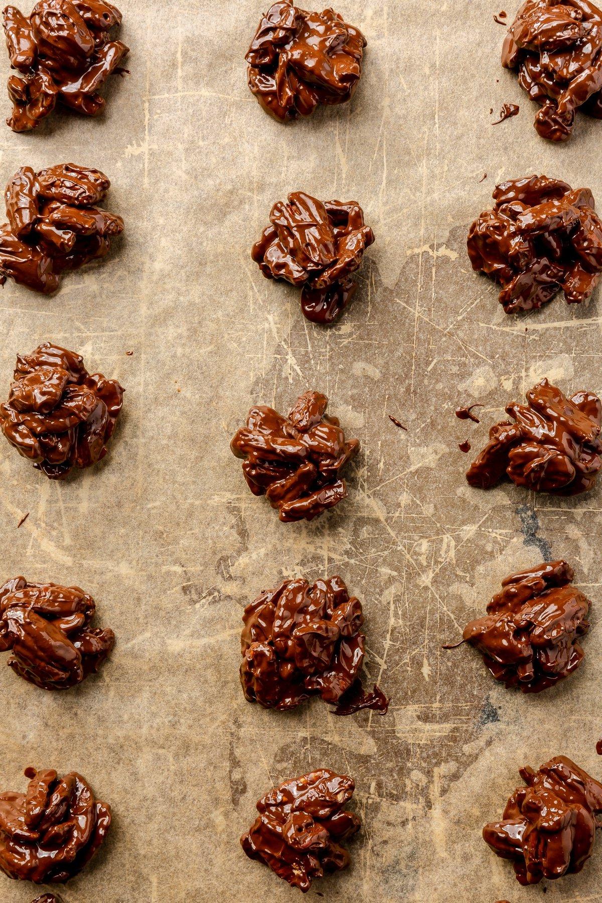 Dunkle Schokolade-Chili-Pekannuss-Brocken 7 Pekannüsse werden in der Schokolade gerührt, um eine vollständige und gleichmäßige Beschichtung zu gewährleisten.