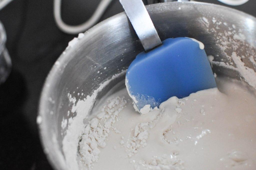 Royal Icing bei hoher Geschwindigkeit mixen