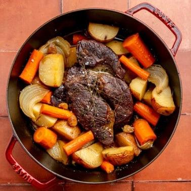 Klassischer Schmorbraten auf dem Teller angerichtet mit Soße