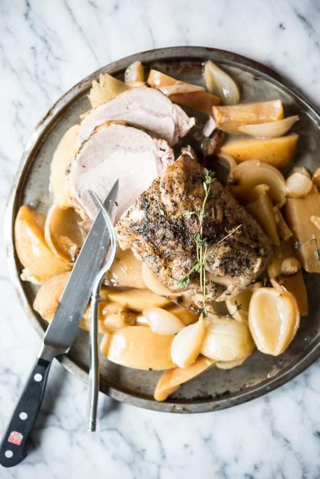 Servierfertiger Schweinefiletbraten mit Apfelwein, geschnitten und angerichtet.