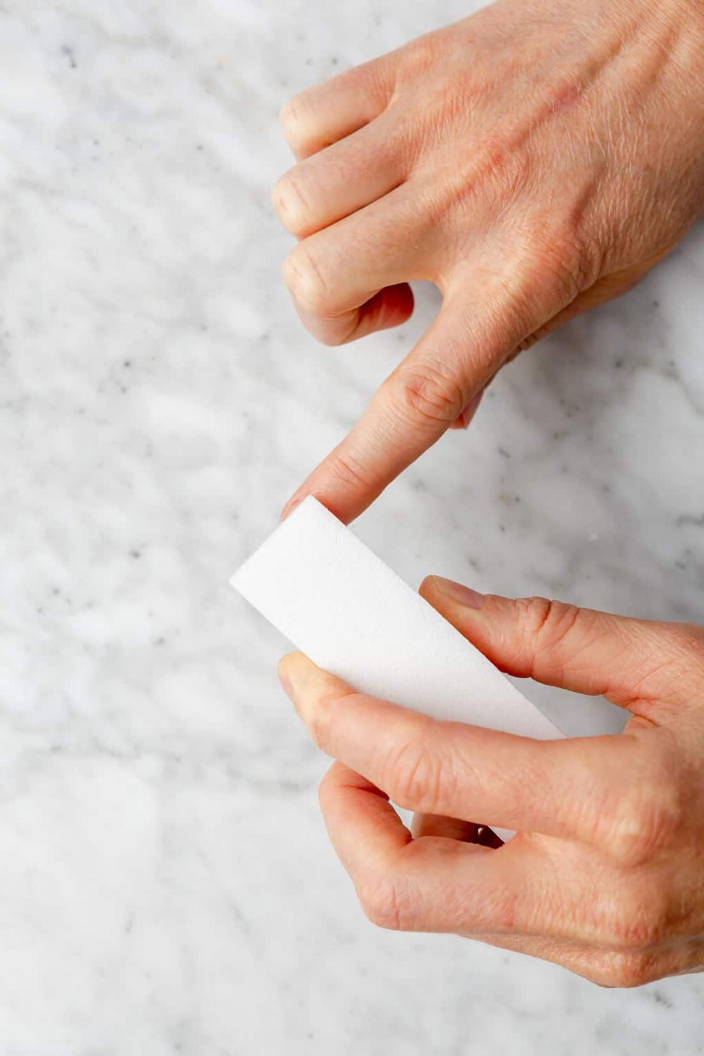 Hand poliert Fingernägel.