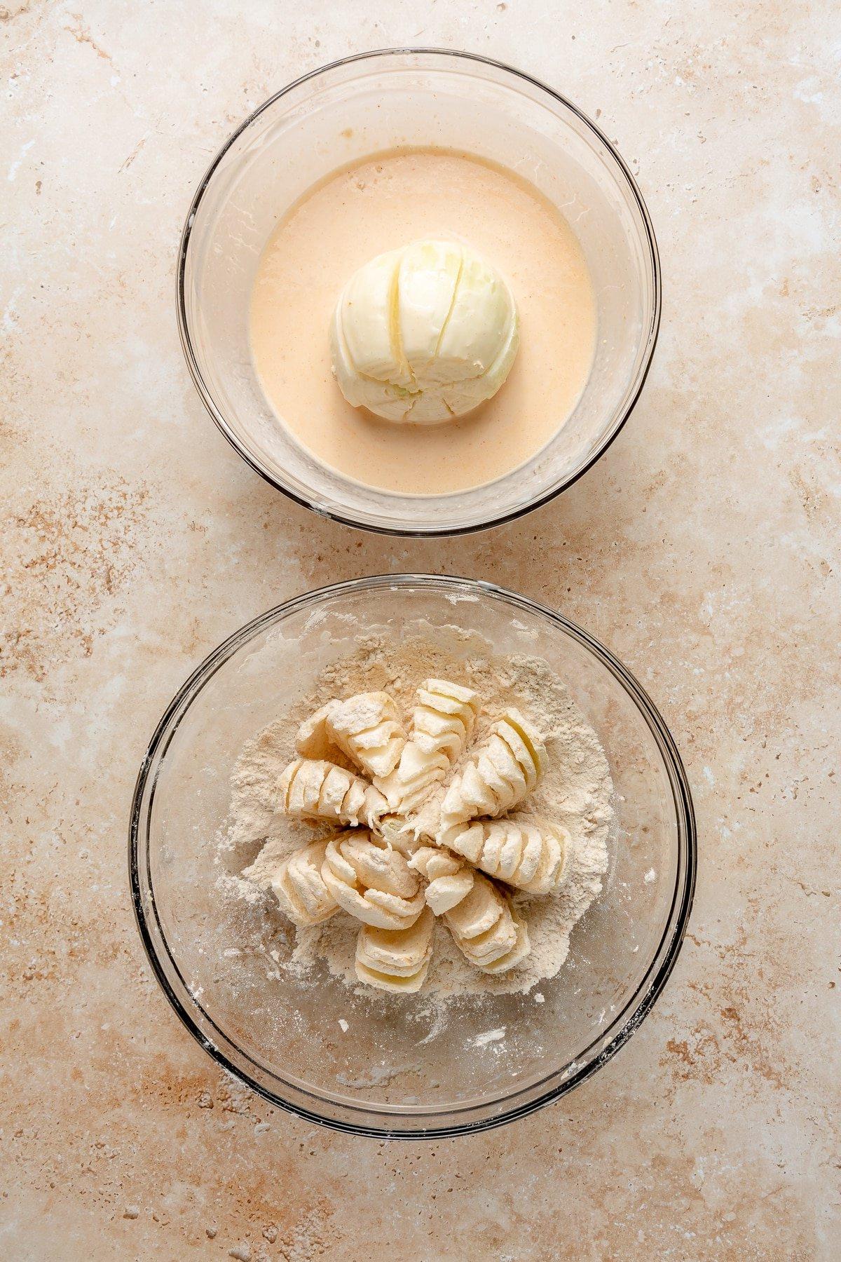 Schritt 5: Die Zwiebel wird zunächst vollständig in den feuchten Buttermilch-Teig getaucht und anschließend sorgfältig in der trockenen Mehl-Panade gewendet, um alle Blütenblätter zu bedecken.