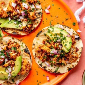 Drei Blumenkohl-Tinga-Tacos auf einem Teller.