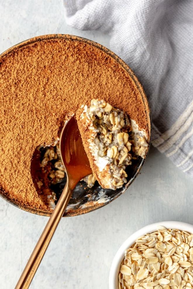 Draufsicht auf eine Schale Overnight Oats, aus der ein Löffel voll entnommen wurde.