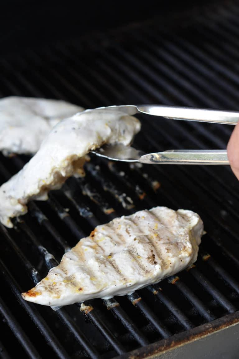 In Zitronen-Joghurt marinierte Hähnchenbrust beim Garen auf dem Grill