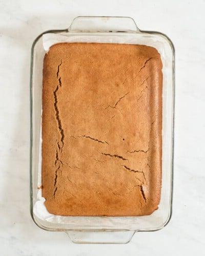 Kuchen frisch aus dem Ofen Ein fertiger Gewürzkuchen frisch aus dem Ofen in einer 9x13 Backform