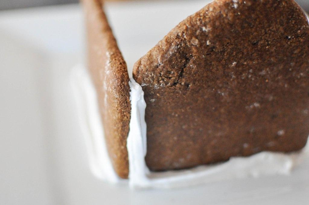 Weitere Wände des Lebkuchenhauses anbringen