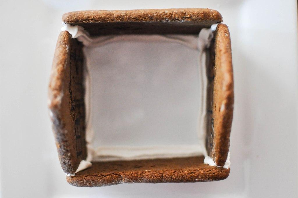 Dachlinie des Lebkuchenhauses mit Glasur versehen
