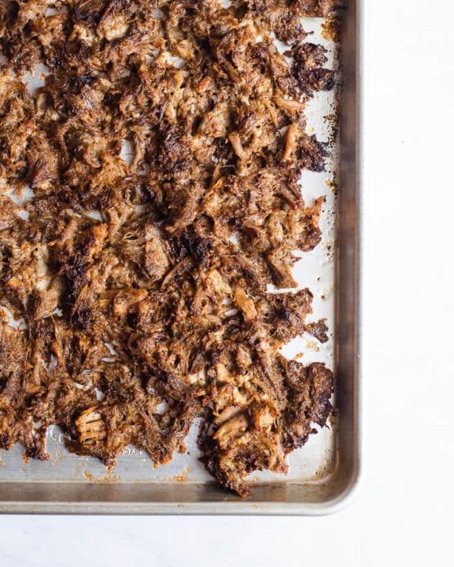 Instant Pot Carnitas Tacos 4 Knusprige Schweinefleisch-Carnitas auf einem Backblech