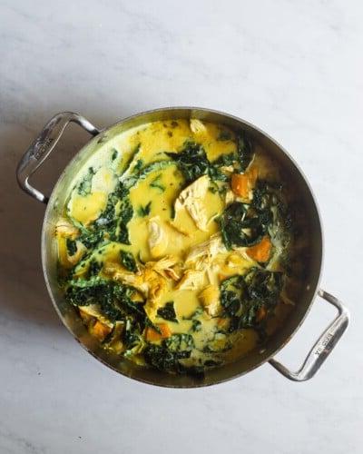 Ein großer Topf mit heilender Kurkuma-Hühnersuppe