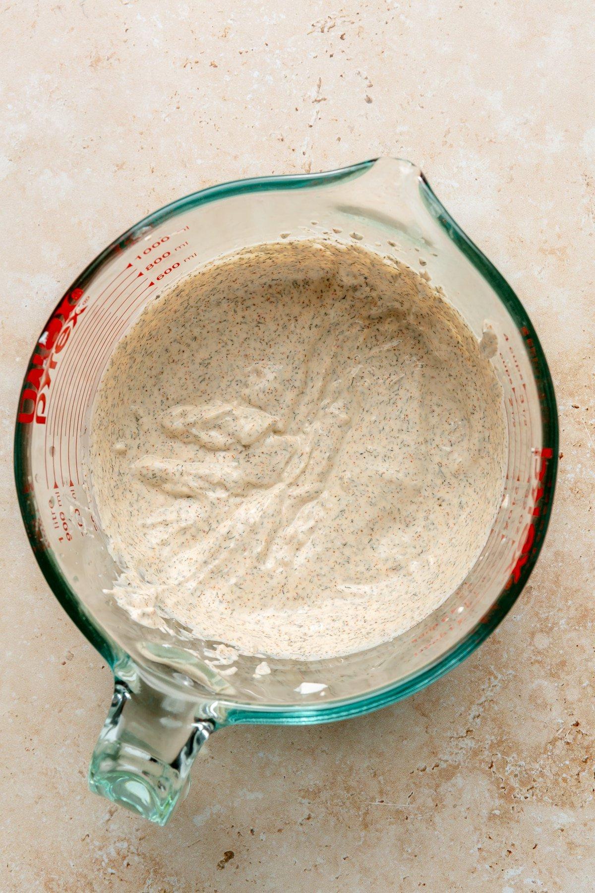 Schritt 7: Alle Zutaten für die cremige Dip-Soße werden in einer kleinen Schüssel vermischt, um einen glatten und würzigen Dip zu kreieren.