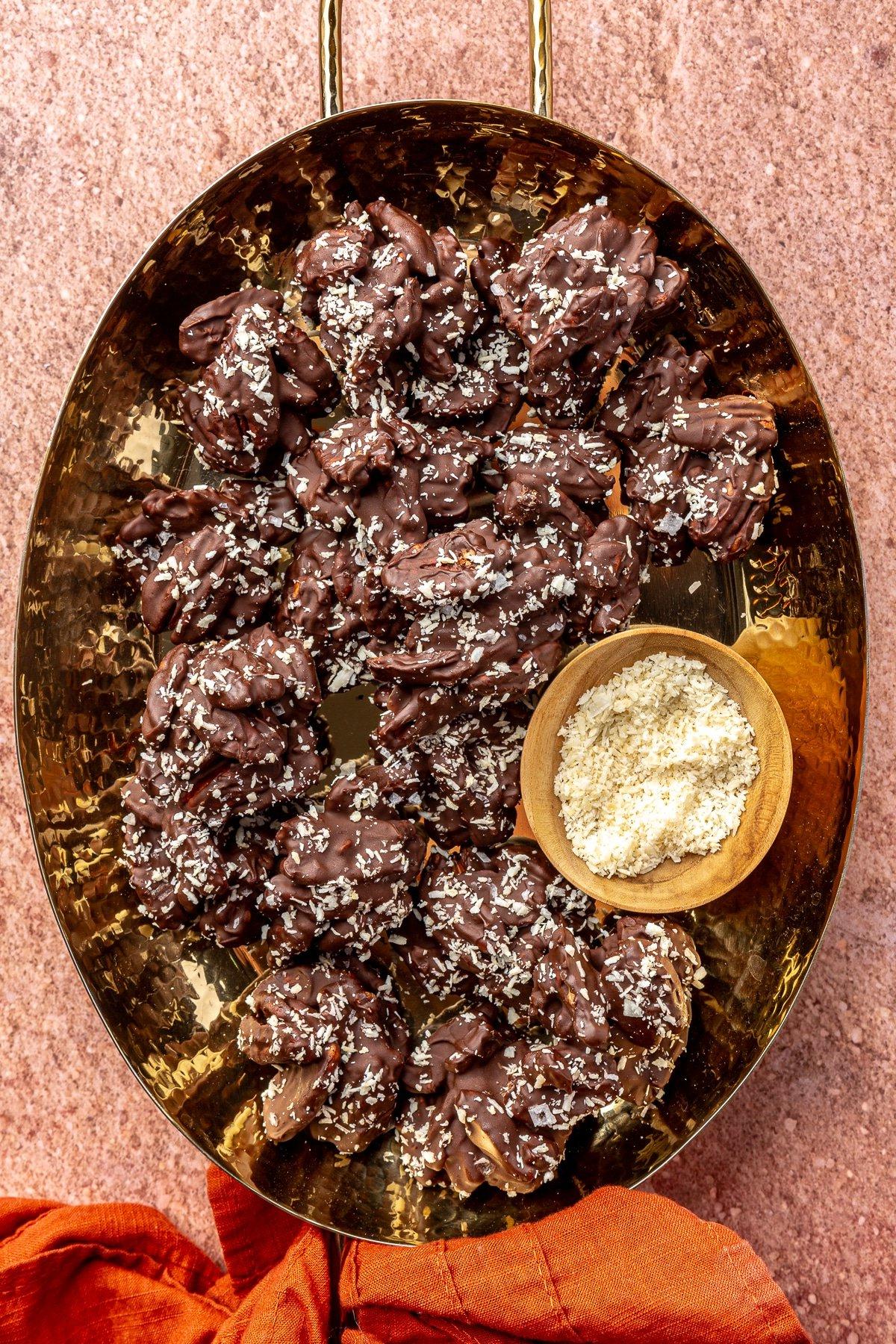 Dunkle Schokolade-Chili-Pekannuss-Brocken 10 Eine nahaufnahme von Schoko-Chili-Pekannuss-Häufchen, fertig und appetitlich auf Backpapier angerichtet.
