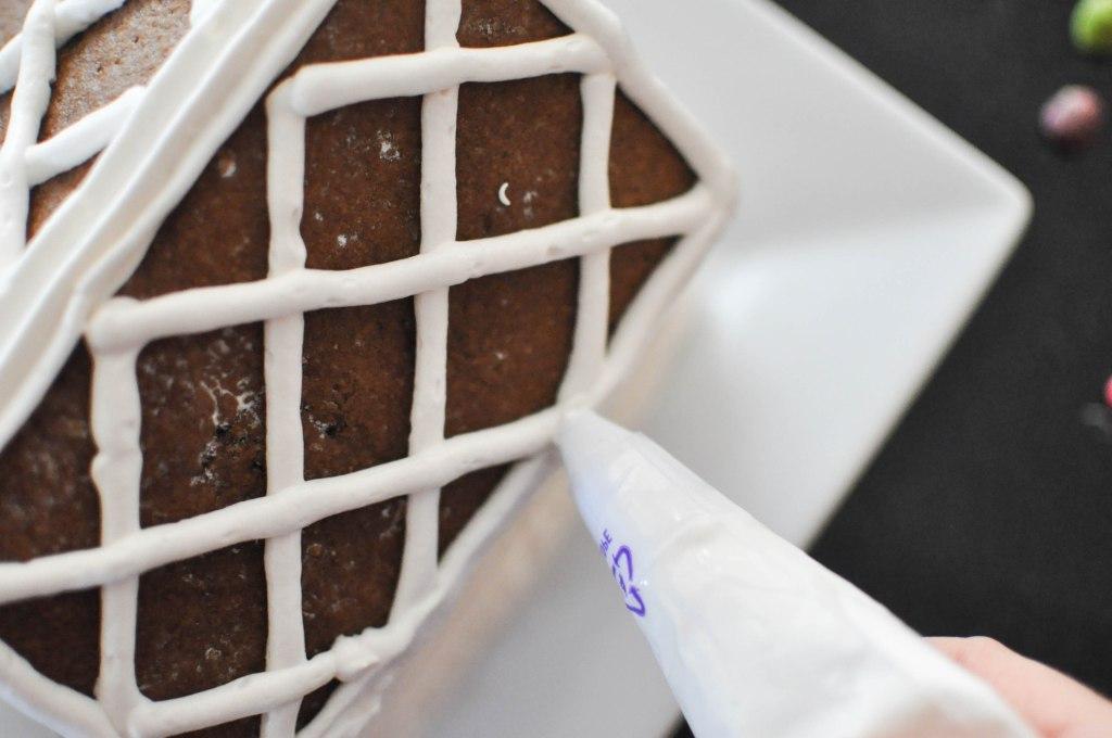 Fruchtgummis am Lebkuchenhaus anbringen