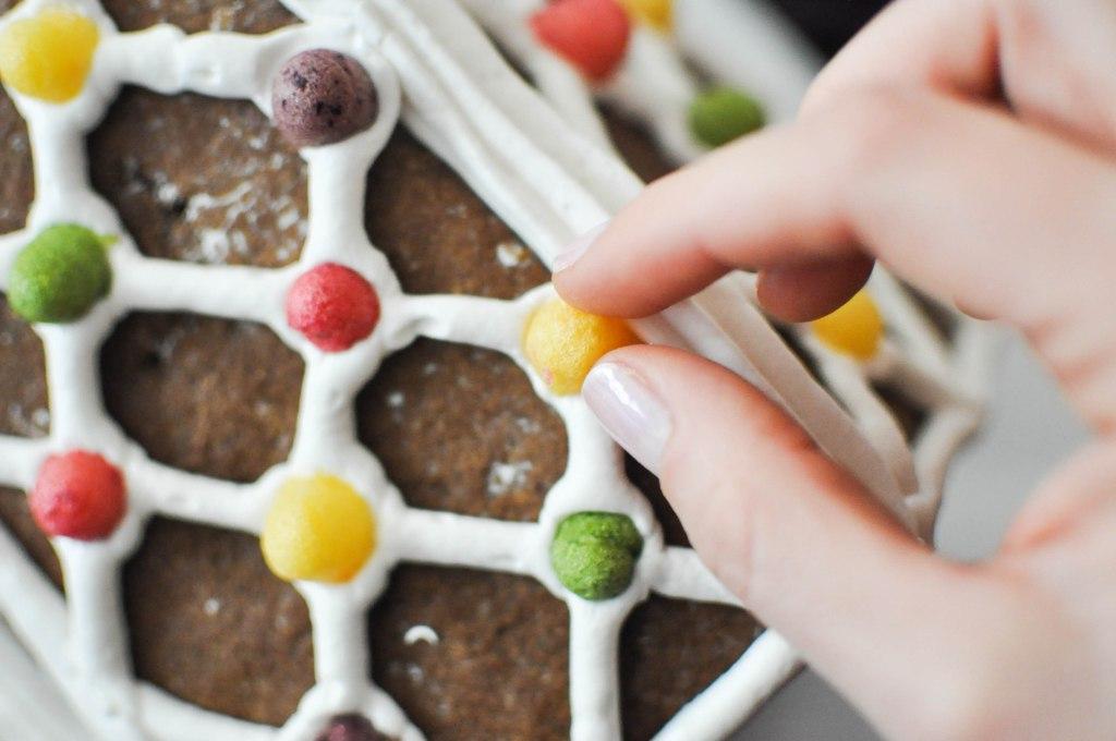 Fertig dekoriertes Paleo Lebkuchenhaus