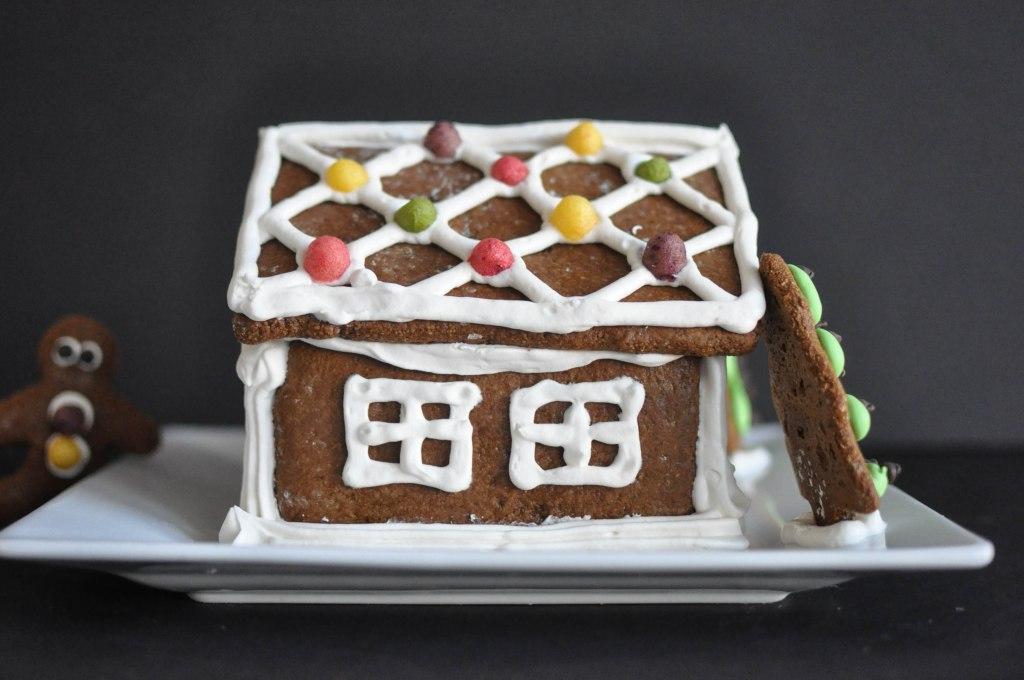Peter, der Lebkuchenmann, mit Lebkuchenhaus und Lichtern