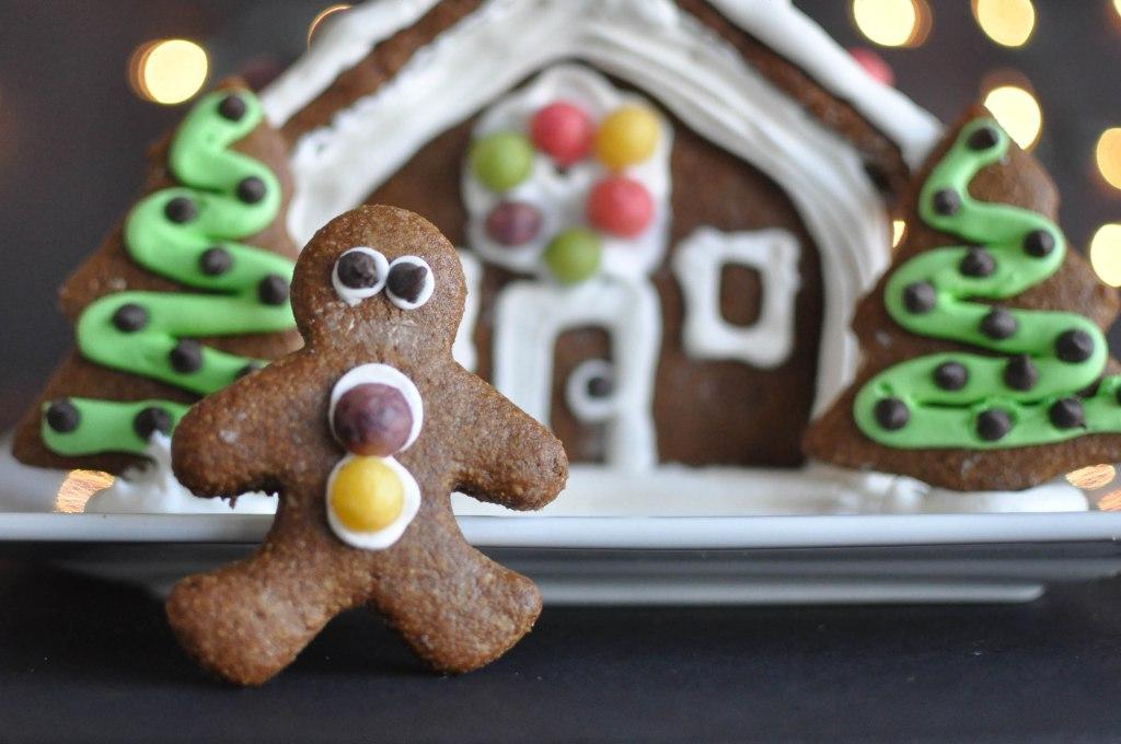 Fertiges, bezauberndes Paleo Lebkuchenhaus